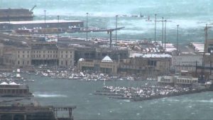 Effetto delle violente raffiche di bora che dal Carso scendono sul porto di Trieste