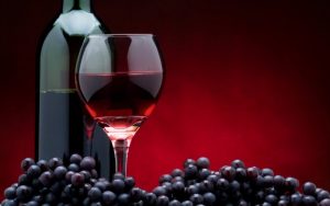 vino-rosso-uva-bottiglia-e-bicchiere