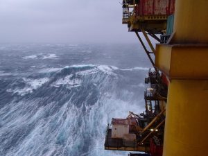 Le onde del mare del Nord in tempesta osservate da una piattaforma