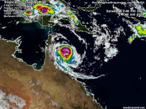 Il ciclone "Nathan" durante l'avvicinamento alle coste del Queensland. Si nota la struttura vorticosa piuttosto ristretta ma molto potente, con un piccolissimo occhio in formazione attorno il nucleo centrale della tempesta