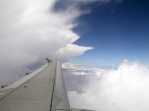 L'incudine di un cumulonembo temporalesco osservata dal finestrino di un aereo di linea