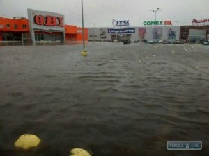 L'immagine delle strade di Odessa allagate dalle piogge battenti di ieri