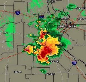 La spettacolare "supercella" osservata a sud di St. Louis dalle immagini radar dello stato del Missouri. Si nota l'uncino che ha dato origine al tornado osservato ieri nel sud dello stato. 