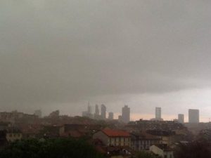 Il temporale con successiva grandinata osservato nel pomeriggio odierno su Milano