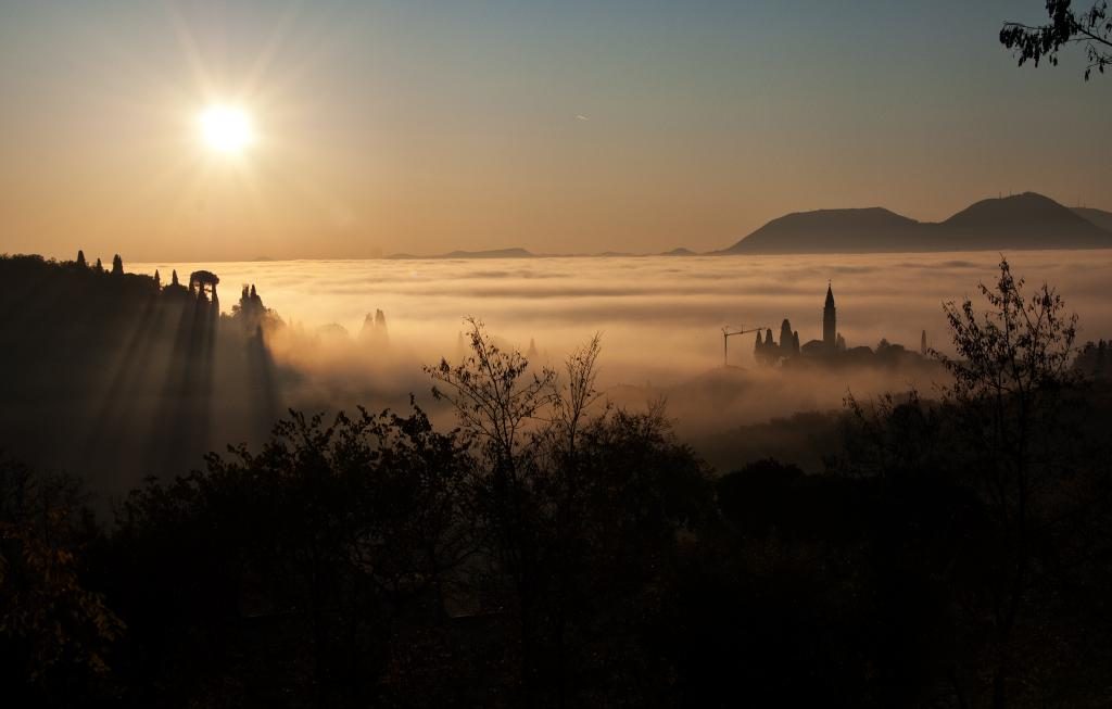 Oltre La Nebbia Il Riflesso Del Mare