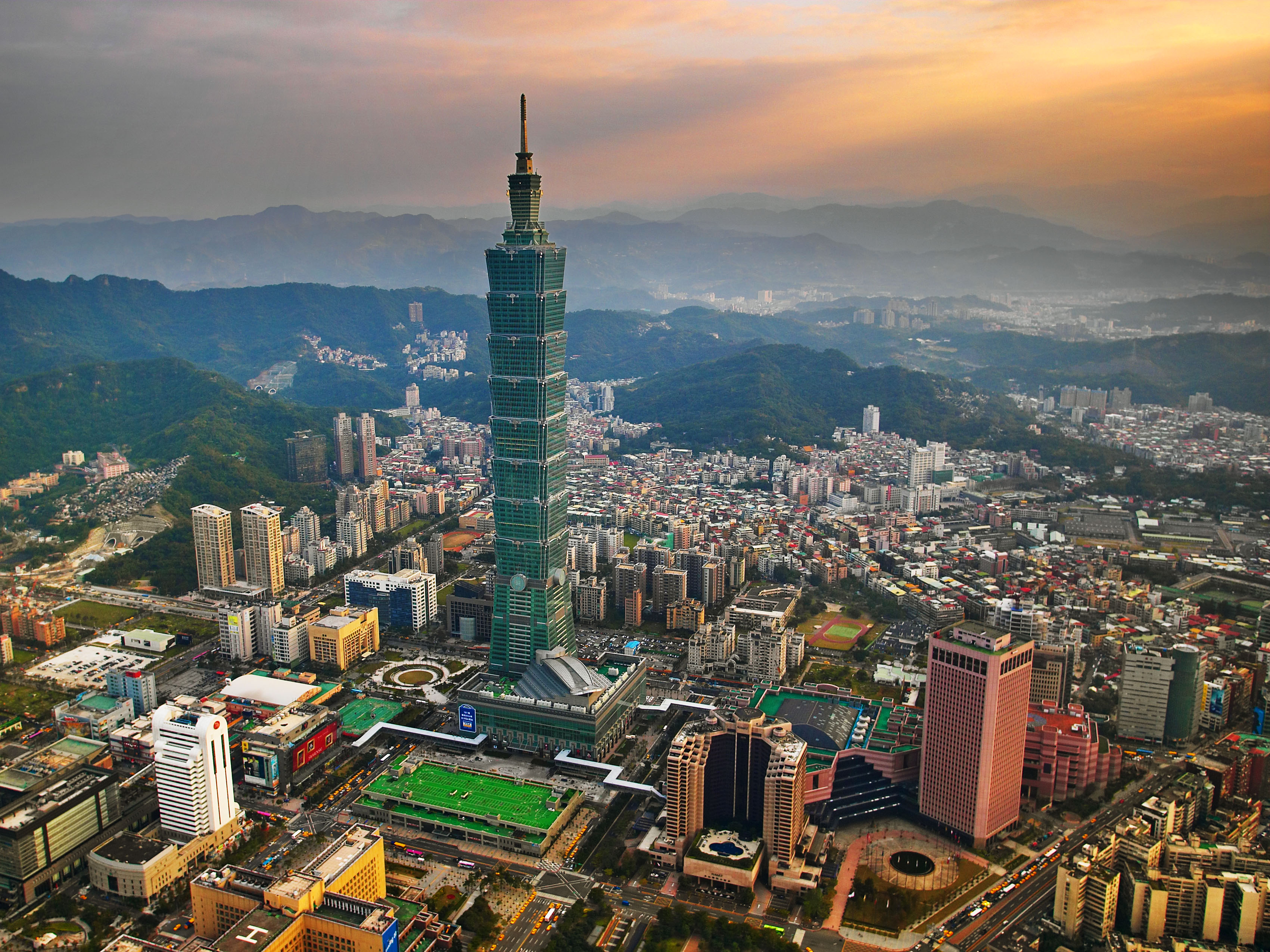 Terremoto 6.5 a Taiwan incredibile quello che succede nel grattacielo