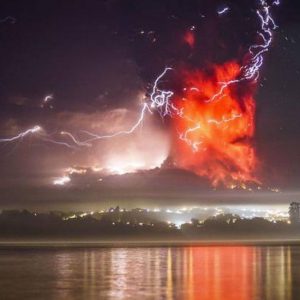 Le spettacolari fulminazioni avvenute all'interno della nube di cenere del Calbuco