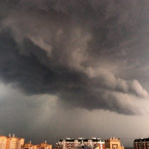 Le nubi di carattere "mesociclonico" osservate nella serata di ieri alla periferia di Mosca (credit Severe Weather RU)