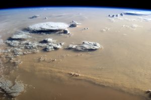 Una tempesta di sabbia e l'azione congiunta di alcune "Celle temporalesche" sul deserto del Sahara riprese dallo spazio
