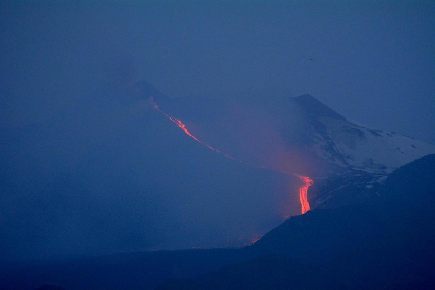 Etna, l'eruzione continua nuove esplosioni mentre il fronte lavico