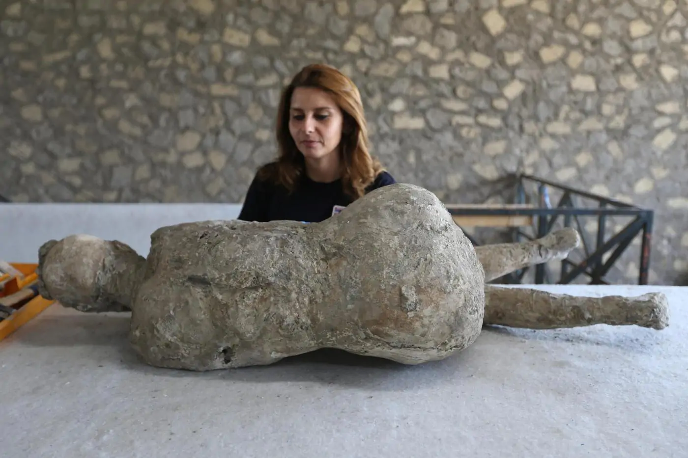 Archeologia: il restauro dei calchi di gesso negli scavi di Pompei [FOTO]