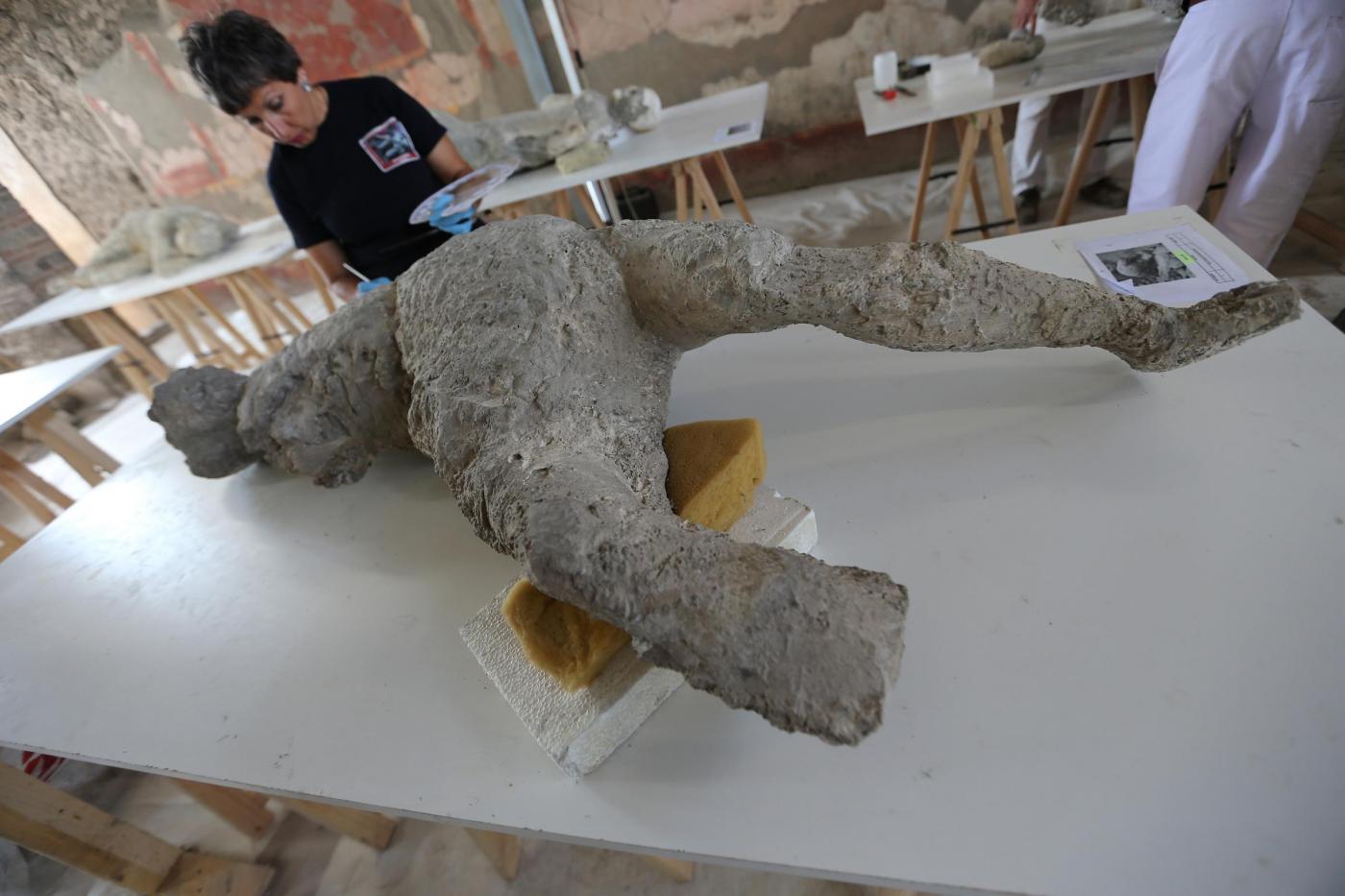 Archeologia: il restauro dei calchi di gesso negli scavi di Pompei [FOTO]