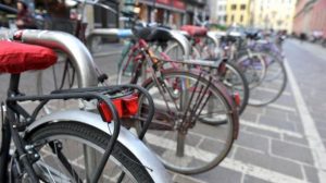 Come-pedalare-in-città-in-sicurezza