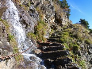 D-9382-wasserfall-am-vellauer-felsenweg