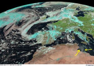La nuvola di polvere in arrivo sulla Sicilia evidenziata dalle frecce gialle
