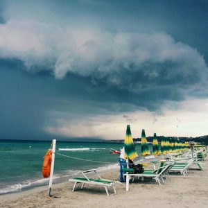 maltempo estate spiaggia ombrellone temporale (6)