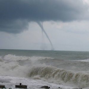 Una coppia di trombe marine osservate ieri lungo le coste del mar Nero