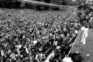 therollingstonesonstageattheirfreeconcertinlondonshydeparkon5july1969