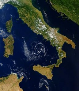 La piccola depressione alla mesoscala sul Tirreno meridionale (credit NASA)