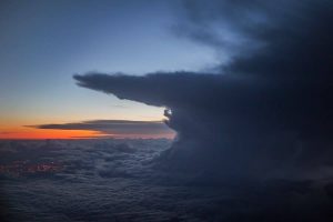 Cumulonembo temporalesco fotografato dal finestrino di un aereo di linea