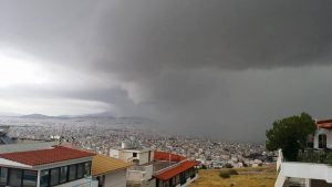 Il fronte freddo irrompe su Atene sotto un forte rovescio temporalesco. Si ringrazia Aris Kosmas per la bellissima fotografia che ritrae l'ingresso del temporale sulla capitale greca.