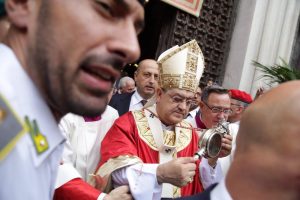 SAN GENNARO, ALLE 11.22 MIRACOLO SI RIPETE: SCIOLTO SANGUE -FOTO3