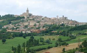 3-panorama-di-toditodi-panoramatodi-c3a9-una-cittc3a1-medievale-di-una-bellezza-ed-eleganza-unica-sorge-in-cima-ad-una-collina-ad-una-altezza-di-circa-m-400-a-dominare-l_incantevole