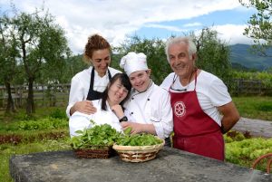 I ragazzi della cooperativa con il raccolto del giorno rid