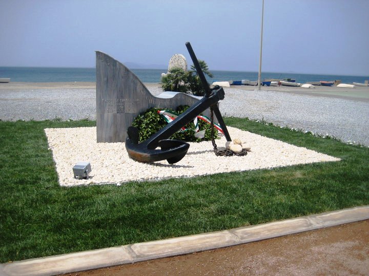 La-stele-dedicata-a-Simone-Neri-sul-lungomare-di-Barcellona-Poozo-di-Gotto1