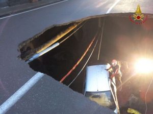 Maltempo/ Maltempo a Catania, auto in sosta sprofonda in una voragine
