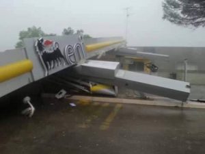 Gli effetti del "downburst" passato nella provincia di Lecce su una stazione di servizio letteralmente abbattuta dalle violente raffiche di vento