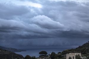 patti shelf cloud maltempo lipari eolie