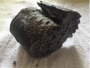 Pane-nero-al-carbone-vegetale