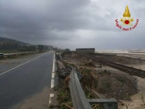 alluvione calabria ferruzzano ss106 ferrovia treno (3)