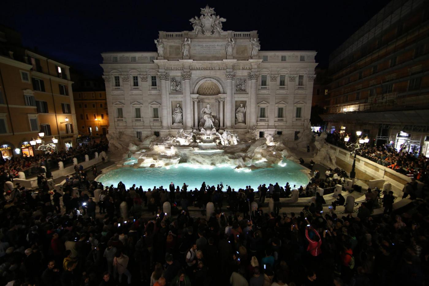 La Fontana di Trevi torna a splendere dopo il restauro: nuova ...