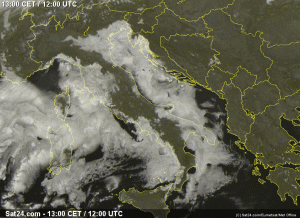 Si nota la densa coltre di nubi basse presente attorno l'Italia