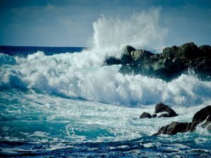 onde che si infrangono sugli scogli