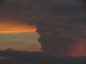 Il "piocumulo" alimentato dalla colonna di gas vulcanici osservato da Milazzo. Scatto di Giuseppe Visalli