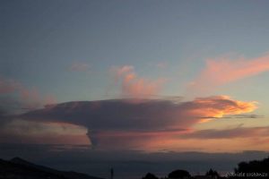 Il "pirocumulo" visto da Lipari. Foto di Gabriele Costanzo