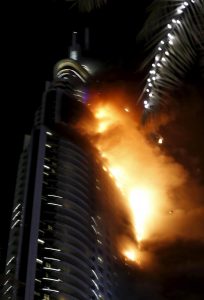 Dubai, grattacielo a fuoco