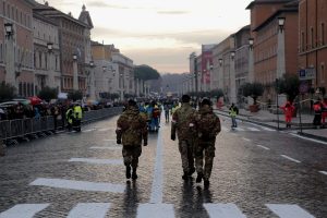 GIUBILEO, PELLEGRINI IN FILA DA NOTTE:DOPPI CONTROLLI PER ENTRARE PIAZZA- FOTO29