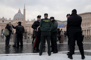 GIUBILEO, PELLEGRINI IN FILA DA NOTTE:DOPPI CONTROLLI PER ENTRARE PIAZZA- FOTO25