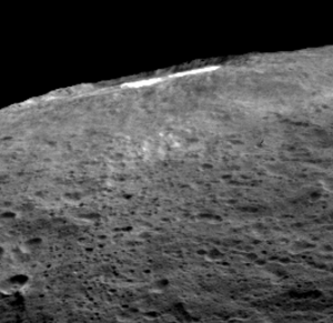 Una parte degli scienziati della missione Dawn della NASA suggerisce che quando la luce solare raggiunge Cerere dal cratere Occater si alza una sorta di foschia sottile di polvere e acqua dovuta all’evaporazione. Image Credit: NASA/JPL-Caltech/UCLA/MPS/DLR/IDA