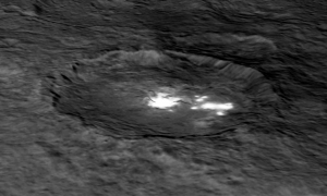 Un'immagine del cratere Occator su un modello digitale del terreno offre una vista prospettica in 3-D-simile della struttura dell’impatto. Diverse aree luminose possono essere visibili in questo cratere. La parte interna del cratere misura circa 10 chilometri di diametro e mezzo chilometro in profondità. Il crater Occator misura a circa 90 chilometri di larghezza. Image Credit: NASA/JPL-Caltech/UCLA/MPS/DLR/IDA