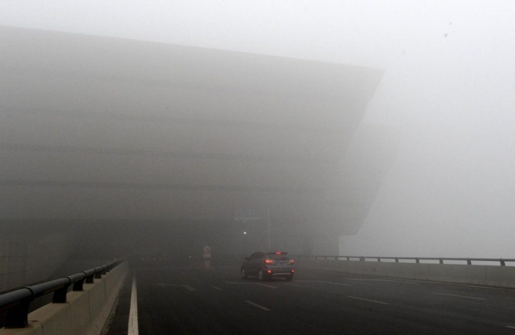 Cina, lo smog avvolge la città di Zhengzhou