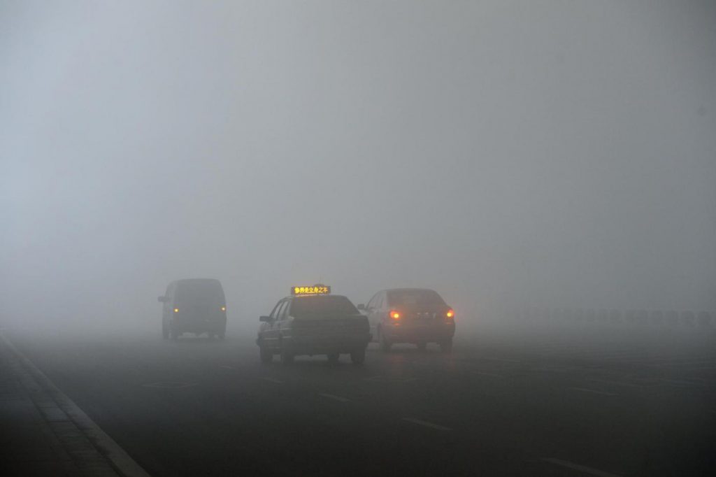 Cina, lo smog avvolge la città di Zhengzhou