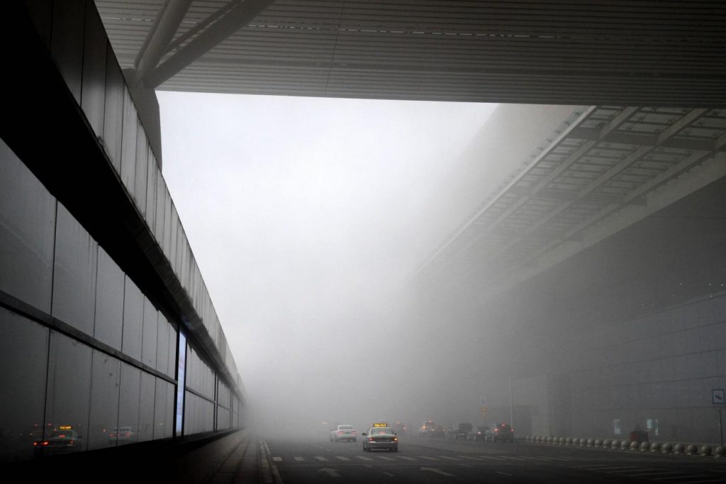 Cina, lo smog avvolge la città di Zhengzhou