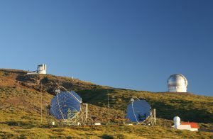 In primo piano, i due telescopi MAGIC installati sull'isola di La Palma alle Canarie. Sullo sfondo, in alto a sinistra, il Telescopio Nazionale Galileo dell'INAF e a destra il Gran Telescopio CANARIAS. Crediti: R. Wagner, Max Planck-Institut fur Physics