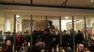Spettatori rimasti in piedi fuori dalla Sala Conferenze del Muse