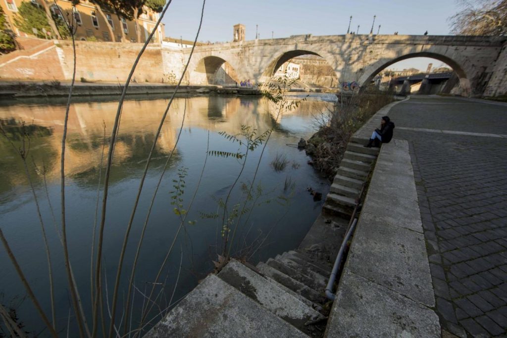 Roma, Tevere in secca per siccità